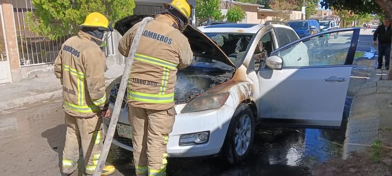Camioneta se incendia mientras el conductor realizaba maniobras al estacionarse.