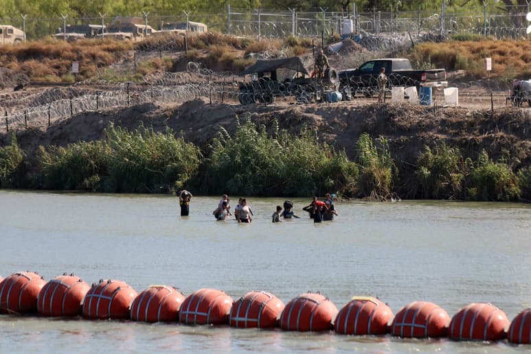 Las boyas en el río Bravo, vallas y alambres con púas en los márgenes del afluente ponen en riesgo la vida de los migrantes. (EL UNIVERSAL)