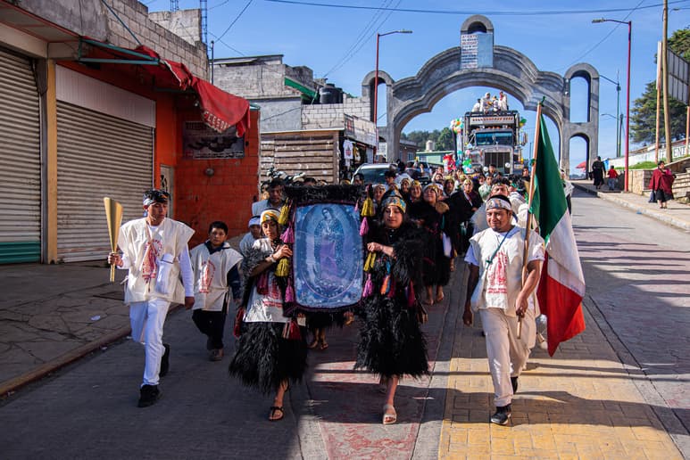 Más de 5,000 indígenas de diferentes municipios y comunidades del estado de Chiapas, sureste de México, iniciaron este sábado sus movilizaciones para visitar a la virgen de Guadalupe en la Ciudad de México, que celebra su día el 12 de diciembre, a más de 800 kilómetros de distancia que recorrerán a pie o en automóvil.