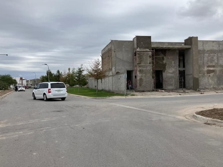 Vecinos del fraccionamiento Hacienda El Rosario están inconformes por el proceder del fraccionador y piden una solución. (EL SIGLO DE TORREÓN)
