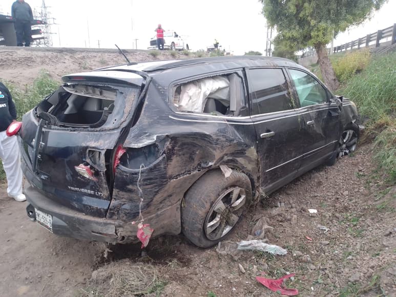 Paramédicos de la Cruz Roja de Gómez Palacio llegaron al lugar con la intención de brindar los primeros auxilios al conductor. (EL SIGLO DE TORREÓN)
