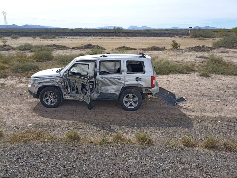 Tras protagonizar un choque, el conductor abandona el percance dejando una unidad siniestrada en el lugar.