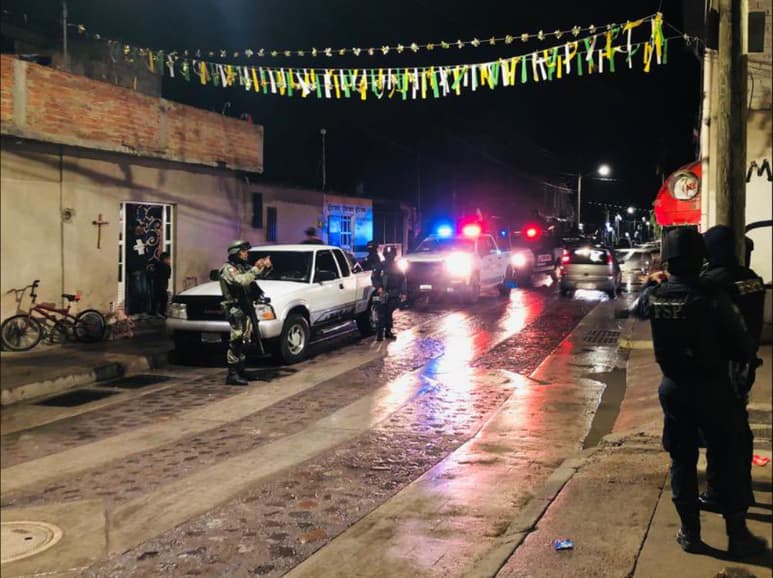 Elementos de la Guardia Nacional fueron quienes encontraron los cadáveres que presentan lesiones de impacto de bala en la cabeza y huellas de violencia. (X)