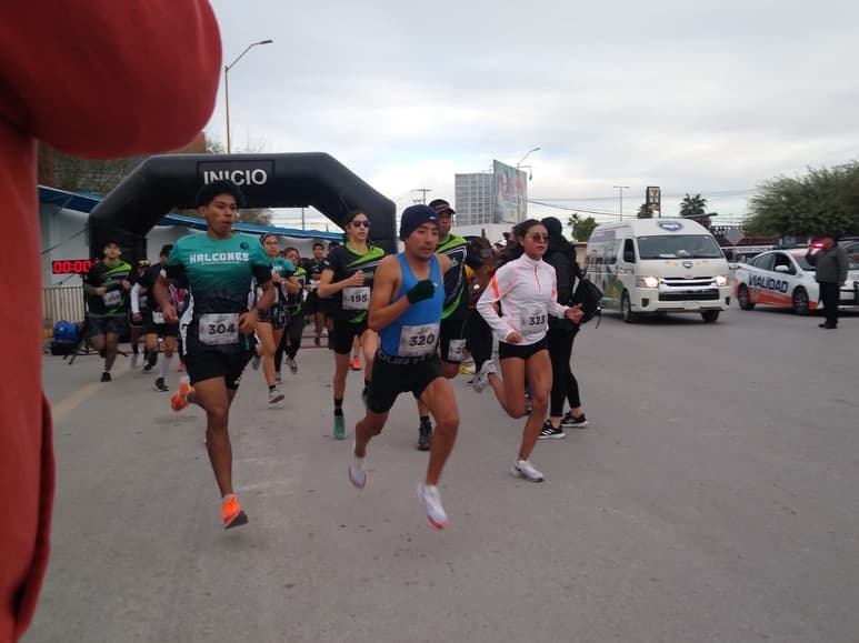 Debido al clima fresco que se tuvo ayer en Torreón, la prueba atlética fue muy rápida, sobre todo en la distancia de los 5 kilómetros, donde Pepe Contreras (centro) fue el gran triunfador en la séptima edición, pese a la presión que tuvo del resto de los participantes. (Fotografías Humberto Vázquez Frayre)