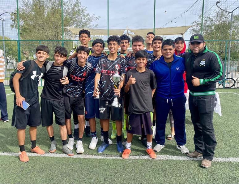 Los equipos posaron para la fotografía del recuerdo, cargando sus trofeos, con la satisfacción de lograr coronarse en este circuito. (Especial)