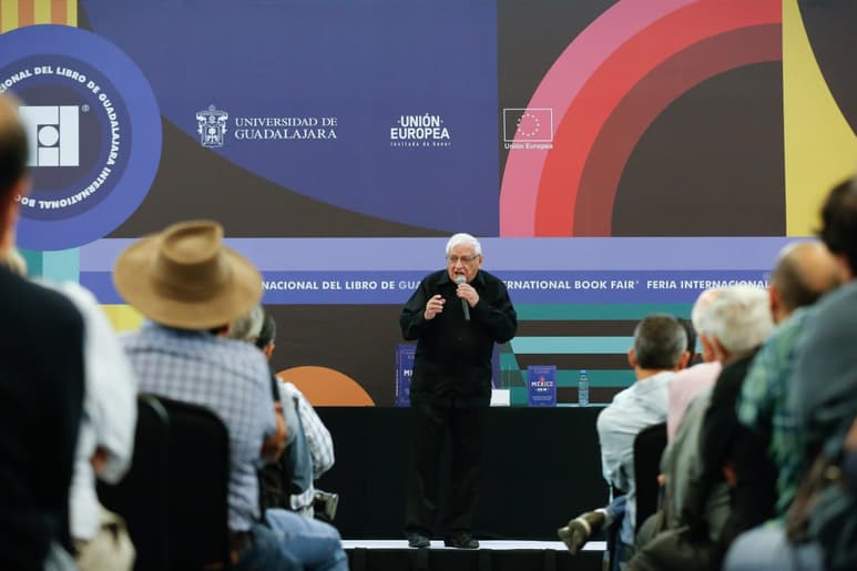 Armando Fuentes Aguirre ‘Catón’ presentó su nuevo libro durante los primeros días de la FIL Guadalajara (CORTESÍA)