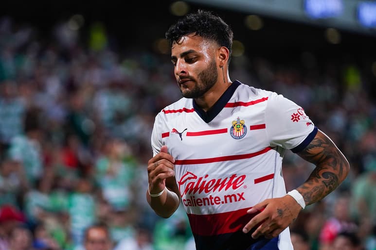 La afición de Pumas ya había tenido un fuerte recibimiento para Amaury Vergara y Fernando Hierro, dueño y director deportivo de Chivas, respectivamente, al abuchearlos mientras se dirigían al palco.