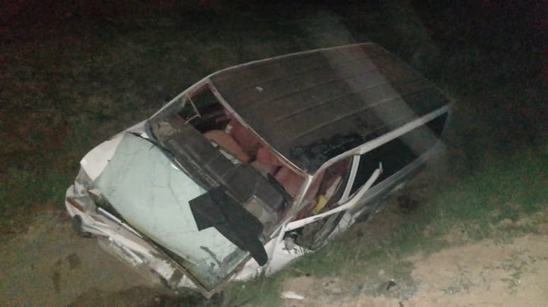 Automovilistas se percataron de la presencia de la unidad siniestrada, por lo que avisaron a las autoridades.