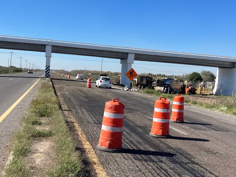 Los comerciantes aseguran que, principalmente en la noche no se cuenta con la señalización en las obras de rehabilitación de carretera federal. (EL SIGLO DE TORREÓN)