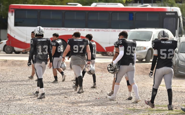 Los Cheyennes ganaban 14-0 al medio tiempo frente a las Águilas Prepa UJED. (Fotografías de Ramón Sotomayor)