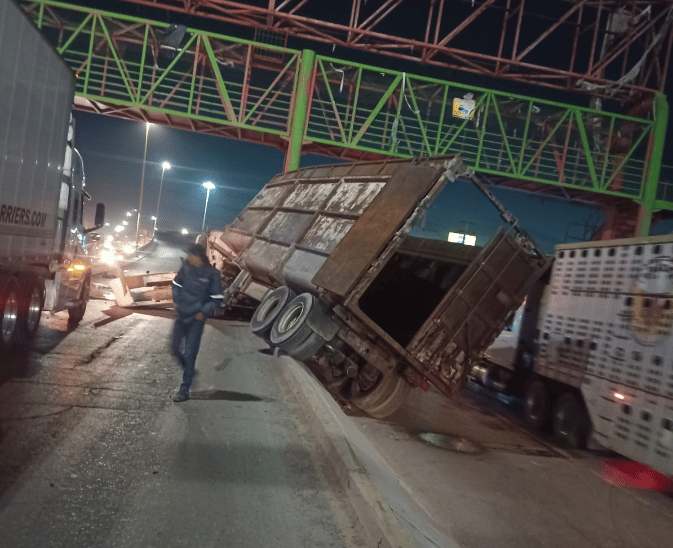 El percance se reportó a las 06:08 horas, en el Libramiento Luis Donaldo Colosio, frente a un centro comercial que se encuentra a la entrada de la zona urbana. (ARCHIVO)