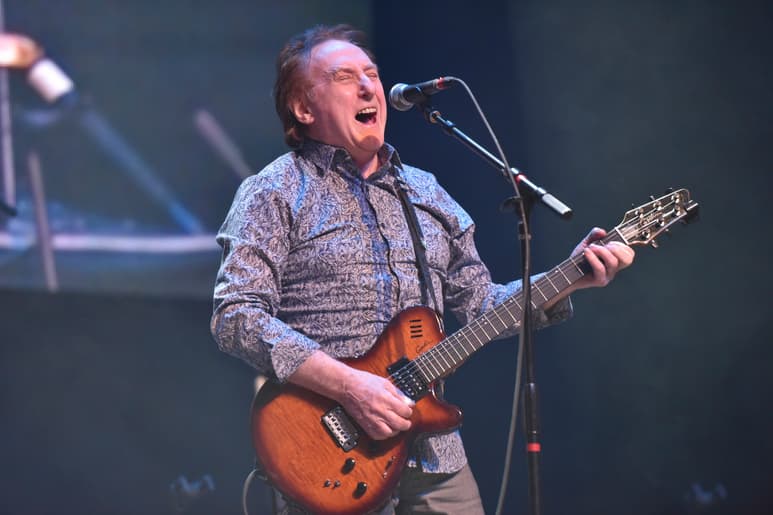 El músico británico Denny Laine, líder de The Moody Blues y guitarrista de Paul McCartney en el grupo Wings, falleció a los 79 años. AP