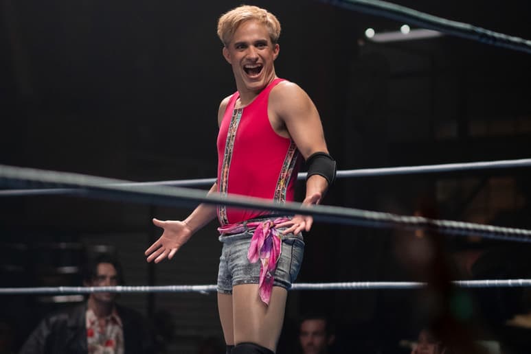 Sin máscara en el ring y con la piel cubierta de purpurina, así sube al cuadrilátero de la lucha libre mexicana Cassandro, el protagonista del nuevo largometraje del actor y productor Gael García Bernal, quien reconoce que interpretar este papel le 'liberó' y le ayudó a conocerse a sí mismo. EFE/ Prime Video
