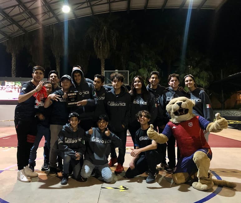 Estudiantes de secundaria y preparatoria del Colegio Cervantes de Torreón destacaron en la competencia de First Tech Challenge. (EL SIGLO DE TORREÓN)