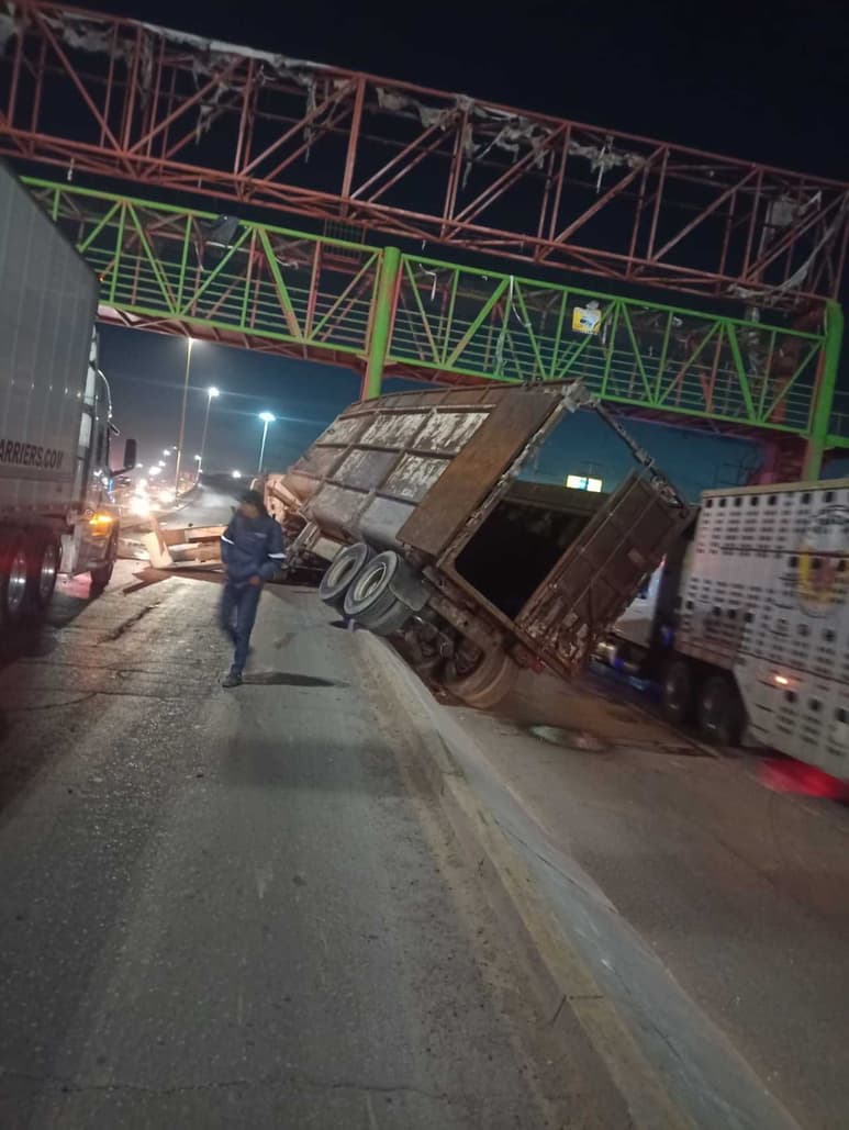 El segundo tráiler quedó destrozado.