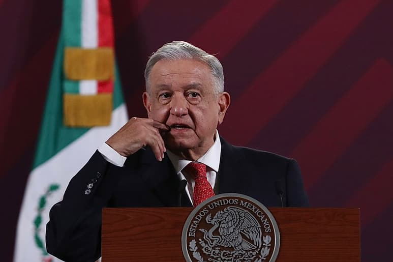 En conferencia de prensa matutina, el Mandatario federal reveló que ayer por la noche estuvo pendiente de la liberación de Alfredo Jalife. (ARCHIVO)