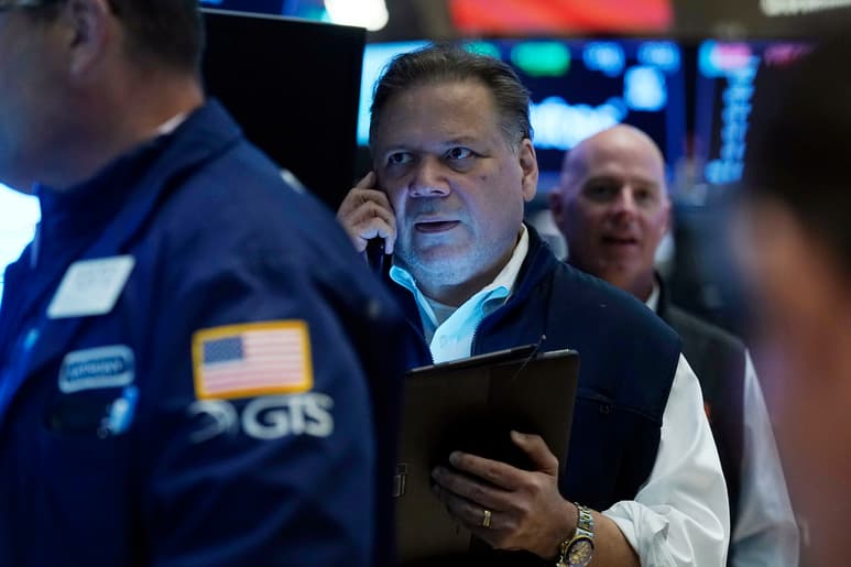 Entre los 30 valores del Dow Jones destacaban las subidas de Apple (1.06 %) y Caterpillar (0.87 %), y las pérdidas de Nike (-1.12%) y Merck (-1.07%) (ARCHIVO)