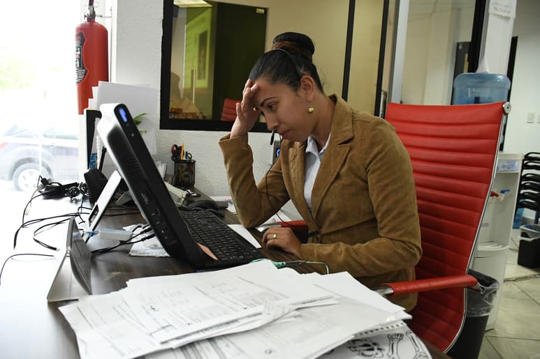 En relación a los trastornos mentales, se señala que deben ser resultado de las condiciones laborales, no de factores externos. (ARCHIVO)