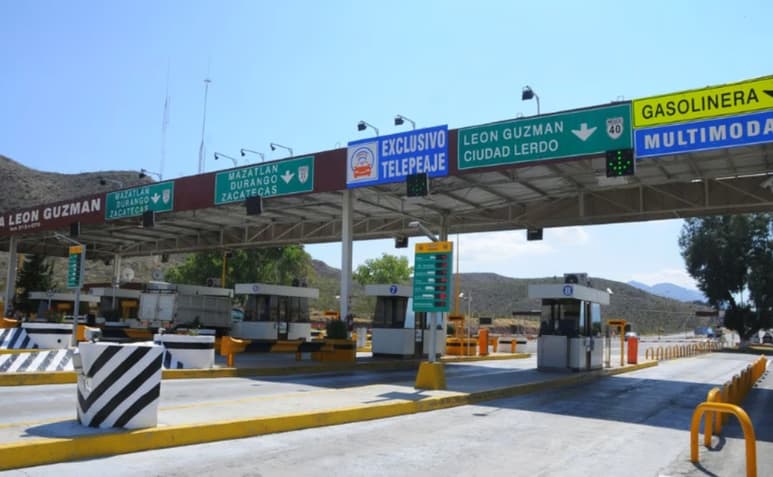 El conductor y su hijo fueron despojados de la unidad marca Chirey, modelo 2023, cuando se dirigían a la ciudad de Durango.