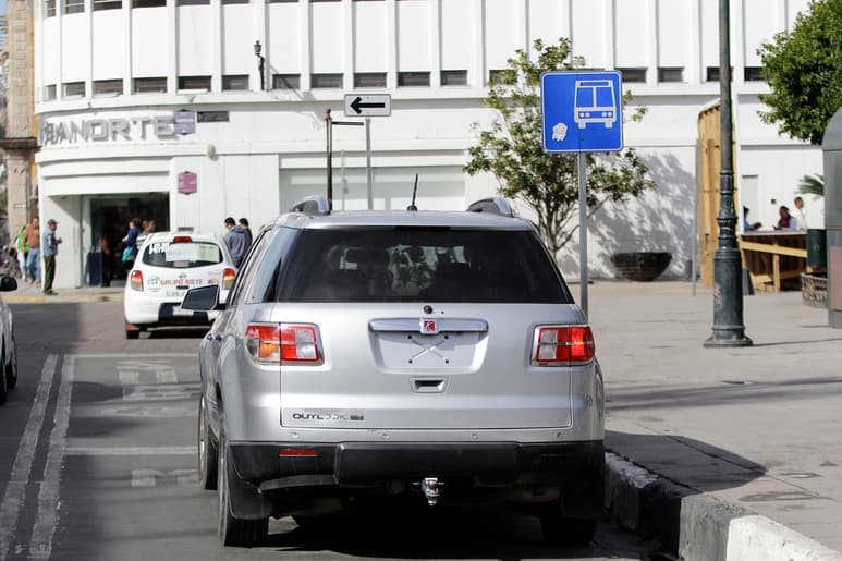 Hay quejas constantes respecto a los autos que tienen un alto grado de polarización y los que no portan placas de circulación.
