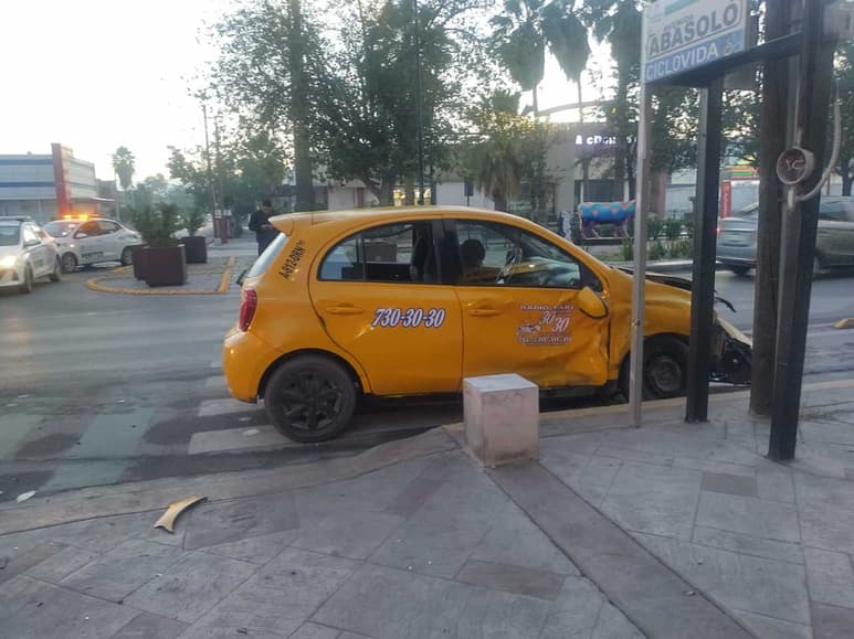 Padre e hija, pasajeros de taxi resultan lesionados luego de que el vehículo participara en un choque.