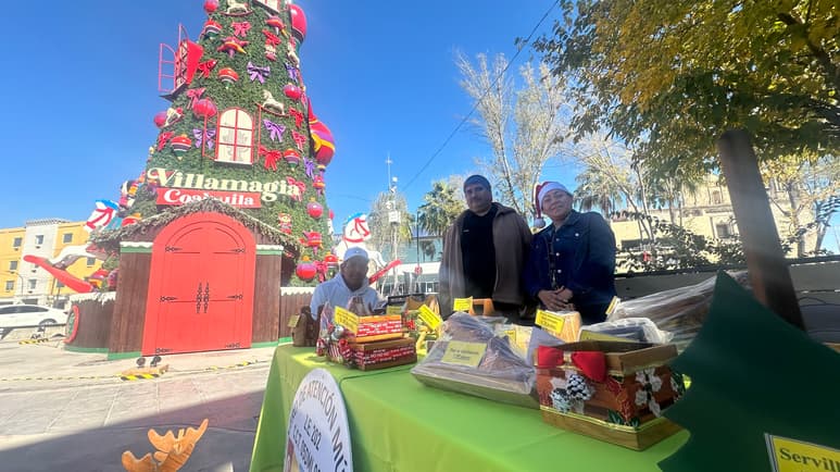 La mesa de comercialización se instaló en la plaza principal de Monclova. (Foto: SERGIO A. RODRÍGUEZ / EL SIGLO COAHUILA)