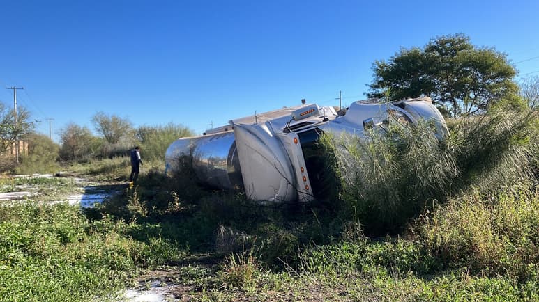 El conductor de la pipa dijo que el volante no le respondió y por la carga que llevaba no pudo evitar volcarse.