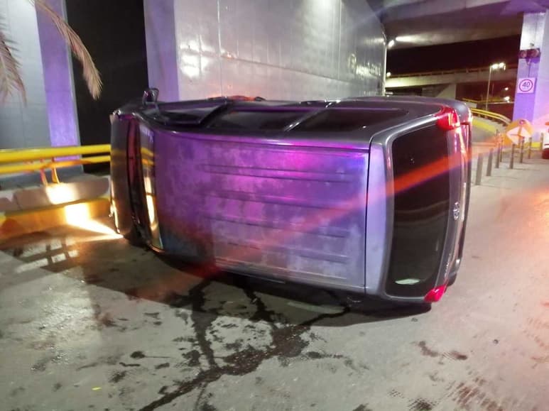 La camioneta quedó sobre uno de sus costados.