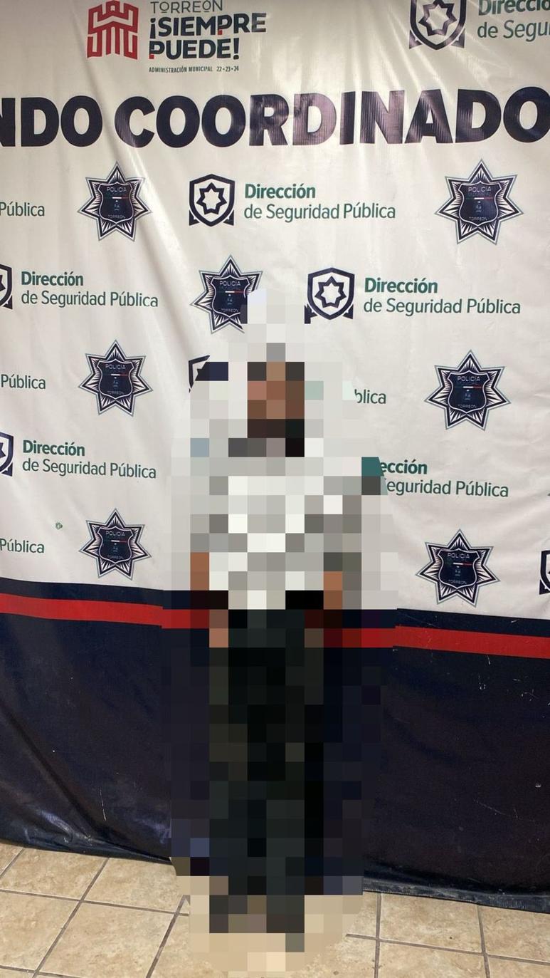 El hombre trató de retirarse de la tienda sin pagar los artículos.
