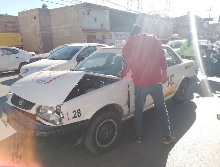 La conductora circulaba sobre la avenida Francisco I. Madero e iba a ingresar a un estacionamiento cuando chocó con el taxi.
