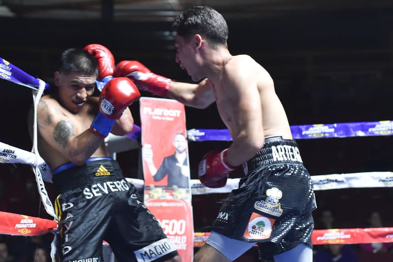 El lagunero Andrés Arteaga Orona (d) se impuso a David “Severo” Carmona para agenciarse el campeonato Fecarbox
Pluma del Consejo Mundial de Boxeo. (Fotografías de Ramón Sotomayor)