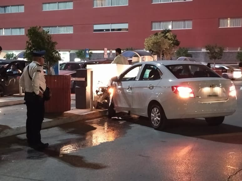 Perdió el control del volante cuando ingresaba. (EL SIGLO DE TORREÓN)