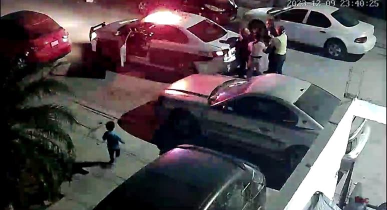 En el video se aprecia como de una de la viviendas sale una mujer que intenta evitar la detención. (EL SIGLO DE TORREÓN)