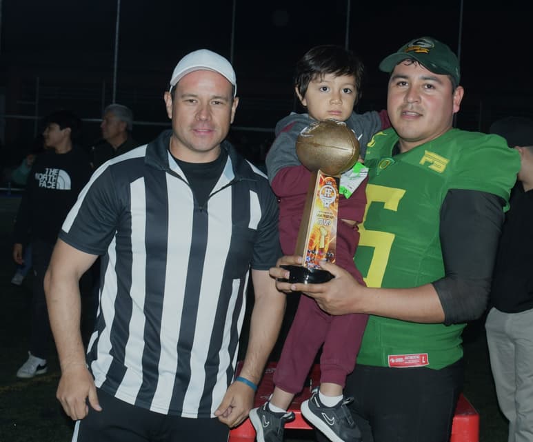 El jefe de la plantilla arbitral en la gran final, entregó el trofeo de Jugador Más Valioso a Alan Olvera. (LuGoPi)