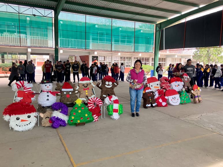 Estudiantes elaboraron 81 piñatas con material reciclable. (Foto: ANGÉLICA SANDOVAL / EL SIGLO DE TORREÓN)