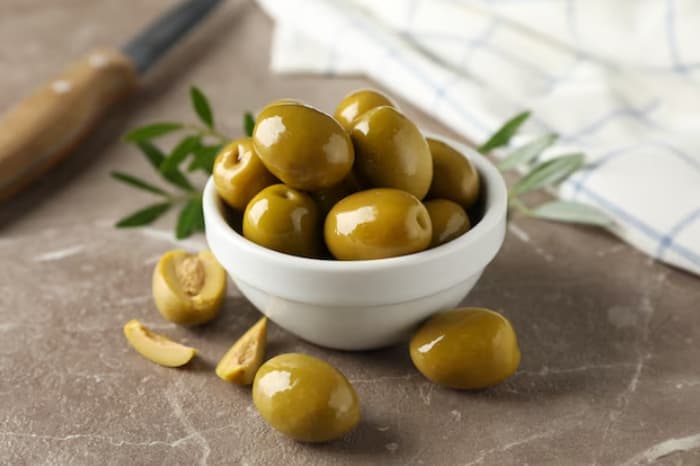 La razón por la que expertos recomiendan comer aceitunas