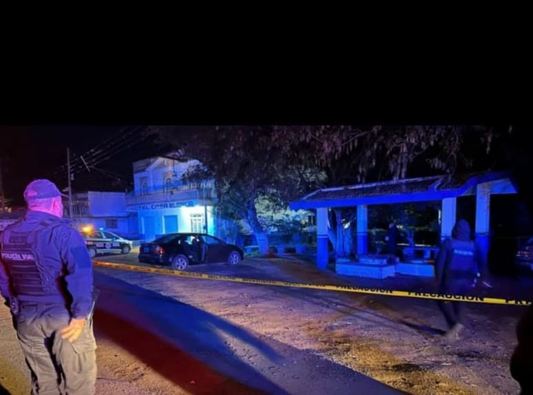 Hasta el momento, agentes de Investigación y peritos forenses permanecen en la escena del crimen. (X)