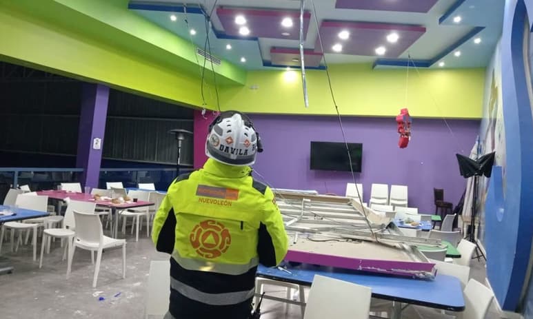 Un plafón de dos metros de ancho por siete de largo cayó en un salón de fiestas infantiles en Monterrey, hubo cinco personas lesionadas.