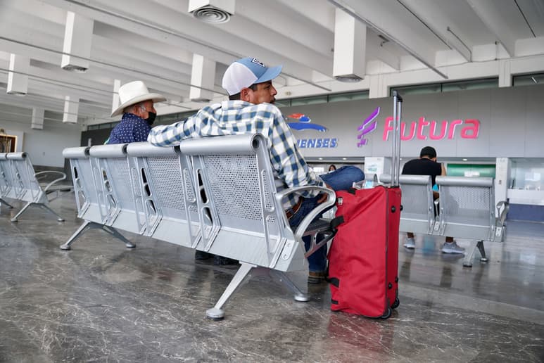 El gerente señaló que se mantienen las medidas sanitarias en la terminal y que muchos usuarios optan por llevar su gel y cubrebocas en forma preventiva. (ARCHIVO)