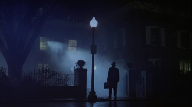 Al día siguiente de la Navidad de 1973, los cines se llenaron de gente que sufría ataques de pánico, otros abandonaban las salas aterrados, y unos cuantos más vomitaban y se desmayaban por el estreno de The Exorcist, la película de William Friedkin que revolucionó el cine de terror.