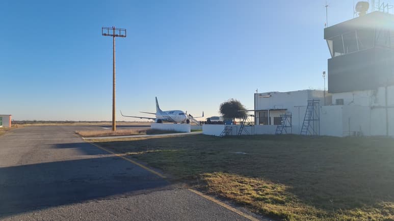 Hombres, mujeres y niños abordaron la aeronave.