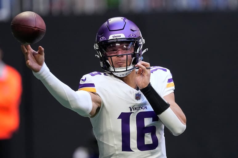 El novato Jaren Hall fue designado como el mariscal de campo de los Vikingos de Minnesota para el duelo del domingo ante Green Bay. (AP)