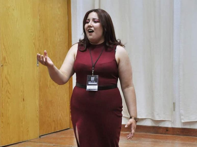 La joven soprano lagunera, Karla Rodríguez, recorre sus raíces musicales con la palabra en la sonoridad de su voz.