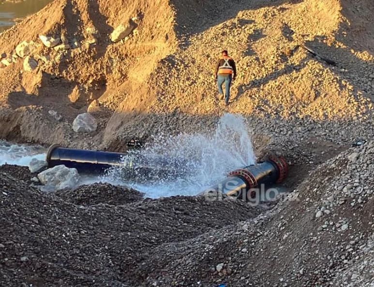 Una gran 'fuente' alcanzó varios metros de altura, que incluso sobrepasaba el puente vehicular La Comarca en Ciudad Lerdo. (GUADALUPE MIRANDA / EL SIGLO DE TORREÓN)