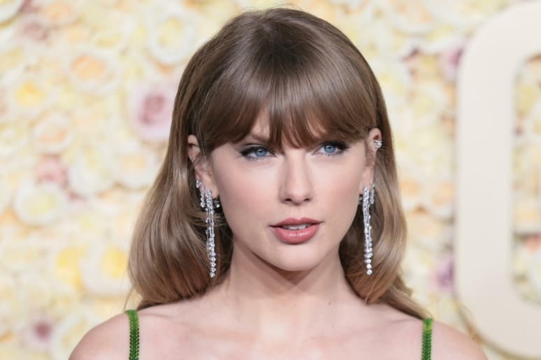 Taylor Swift se encuentra nuevamente en el centro de un incidente incómodo con uno de sus seguidores, evidenciando cómo el fanatismo puede transformarse en obsesión y traspasar los límites de la privacidad de los famosos.