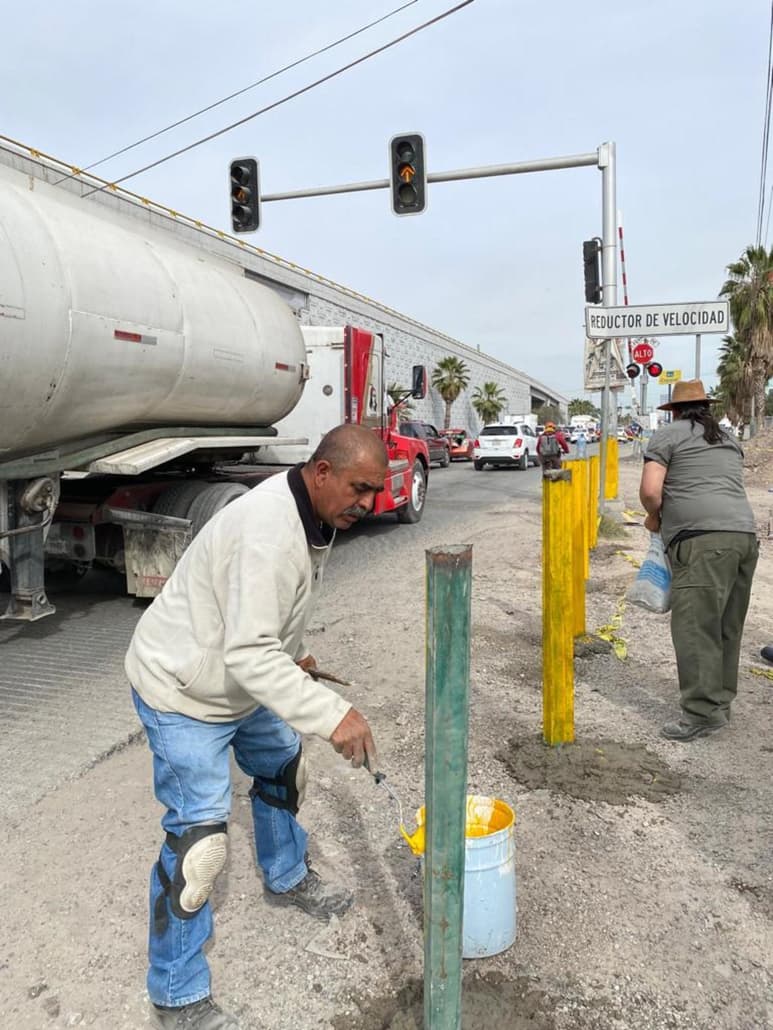 Se colocaron bolardos en la parte baja del puente, para evitar que autos y camiones tomen tramo en sentido contrario. (CORTESÍA)