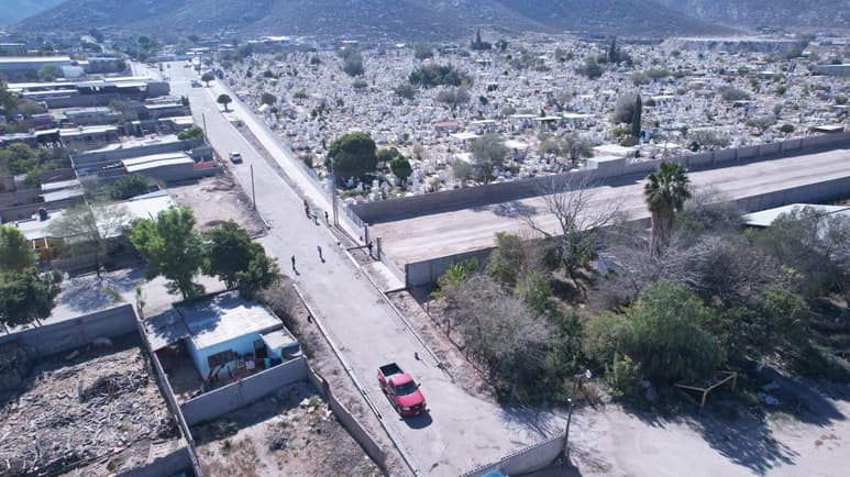 Este proyecto también contempla la construcción de guarniciones de concreto en las afueras del panteón municipal. (CORTESÍA)
