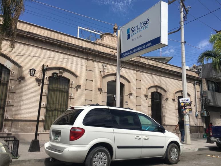 El hombre fue internado en el área de urgencias del Sanatorio San José en Gómez Palacio.