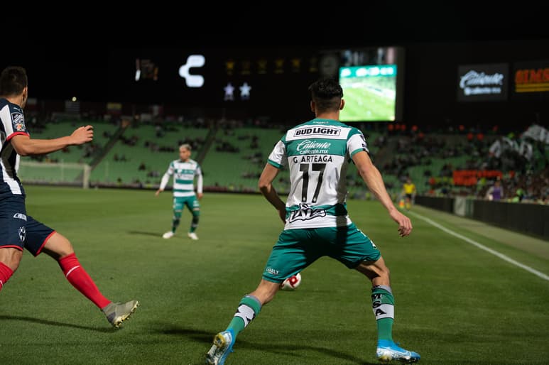 El lateral izquierdo proviene del Genk belga, por el que fichó en 2020, tras debutar en 2016 en el Santos Laguna mexicano. (ARCHIVO)