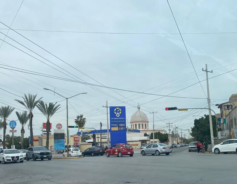 Por la mañana, el semáforo estuvo todavía apagado con el acompañamiento de los elementos para dar fluidez vial. (CORTESÍA)